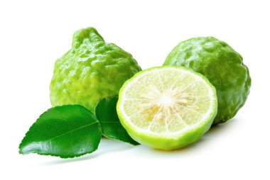 Yeşil bergamot meyveleri veya yarım ve yeşil yapraklı kaffir limonu beyaz arka planda kırpma yolu ile izole edilir..