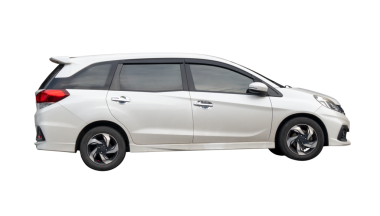 Png dosya biçiminde kırpma yolu ile izole edilmiş beyaz hatchback arabasının yan görünümü