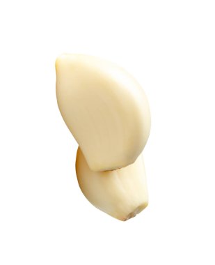 Soyulmuş sarımsak karanfillerinin üst görünümü kırpma yolu ile beyaz arkaplanda izole edilir.