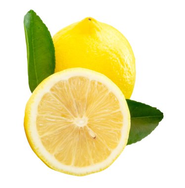 Yarım dilimli ve yeşil yapraklı sarı limon meyvesi üst görünümü kırpma yolu ile beyaz arka planda izole edilir.