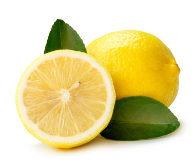 Yarısı dilimlenmiş sarı limon meyvesi ve yeşil yapraklar beyaz arka planda kırpma yolu ile izole edilir..