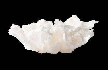 Vidalanmış ya da buruşmuş beyaz kağıt topun yan görünümü kırpma yolu ile siyah arkaplanda izole edilir.