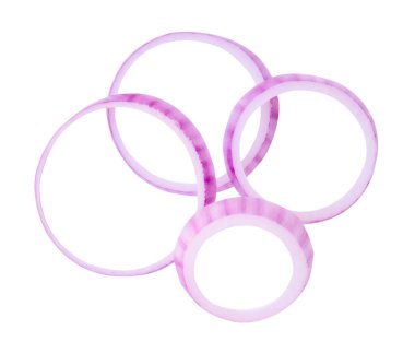 Kırmızı soğan dilimlerinin ya da soğan halkalarının üst görünümü kırpma yolu ile beyaz arkaplanda izole edilir.