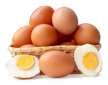 Hasır sepette yumurta sarısı ve çiğ yumurta ile haşlanmış veya pişirilmiş kahverengi tavuk yumurtası beyaz arka planda kırpma yolu ile izole edilir..