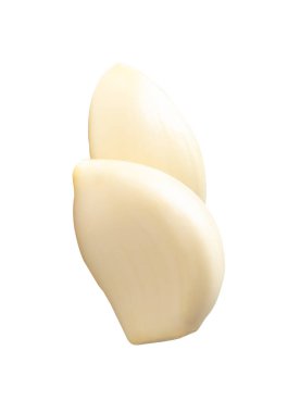 Soyulmuş sarımsak karanfillerinin üst görünümü kırpma yolu ile beyaz arkaplanda izole edilir.