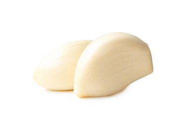 Soyulmuş sarımsak karanfillerinin yan görünümü kırpma yolu ile beyaz arkaplanda izole edilmiştir.