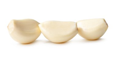 Soyulmuş sarımsak karanfillerinin yan görünümü kırpma yolu ile beyaz arkaplanda izole edilmiştir.