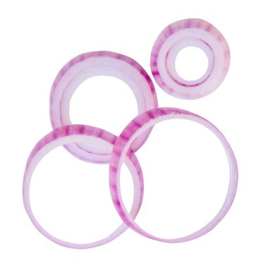 Üst görünüm kırmızı soğan dilimleri veya yığın içindeki soğan halkaları kırpma yolu ile beyaz arkaplanda izole edilir.