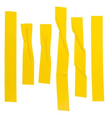 Kırışık ya da buruşuk sarı yapıştırıcı bant ya da şerit şeklinde kumaş bantların üst görünümü kırpma yolu ile beyaz arkaplanda izole edilmiştir..