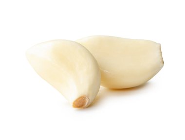 Soyulmuş sarımsak karanfillerinin yan görünümü kırpma yolu ile beyaz arkaplanda izole edilmiştir.