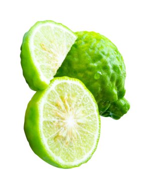 Taze yeşil bergamot meyveleri veya yarım ve çeyreklikli kaffir limonu üst görünüm Ama hiçbir yeşil yaprak izole edilmiştir kırpma yolu ile beyaz arka planda.