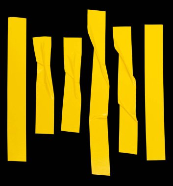 Kırışık ya da buruşuk sarı yapıştırıcı bant ya da şerit şeklinde kumaş bant kümesi siyah arkaplanda kırpma yolu ile izole edilmiştir..