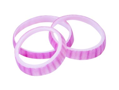 Kırmızı soğan dilimlerinin ya da soğan halkalarının üst görünümü kırpma yolu ile beyaz arkaplanda izole edilir. arpacık