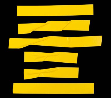 Kırışık ya da buruşuk sarı yapıştırıcı bant ya da şerit şeklinde kumaş bant kümesi siyah arkaplanda kırpma yolu ile izole edilmiştir..