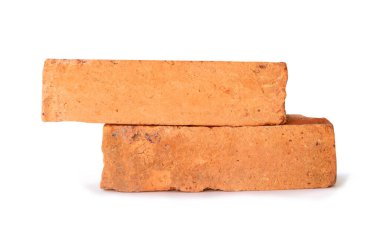 Yığındaki iki eski kırmızı veya turuncu tuğlanın yan görünümü kırpma yolu ile beyaz arkaplanda izole edilmiştir.