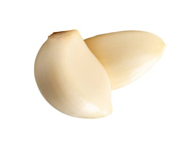 Soyulmuş sarımsak karanfillerinin üst görünümü kırpma yolu ile beyaz arkaplanda izole edilir.