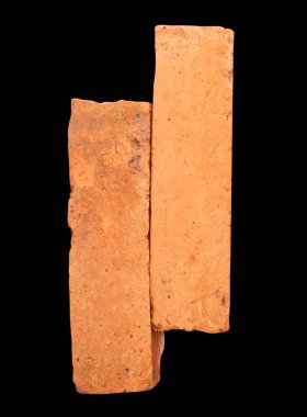 Yığındaki iki eski kırmızı ya da turuncu tuğla üst görünümü kırpma yolu ile siyah arkaplanda izole edilir.