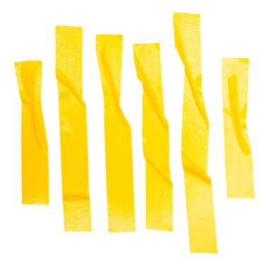 Kırışık ya da buruşuk sarı yapıştırıcı bant ya da şerit şeklinde kumaş bantların üst görünümü kırpma yolu ile beyaz arkaplanda izole edilmiştir..