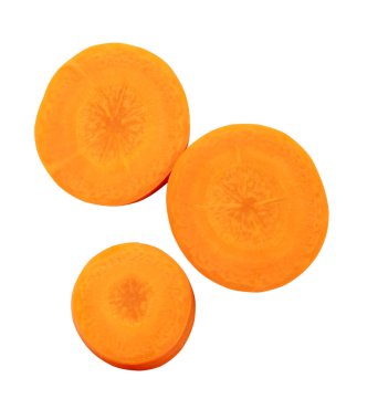 Yuvarlak şekilli güzel turuncu havuç dilimleri beyaz arka planda kırpma yolu ile izole edilir..