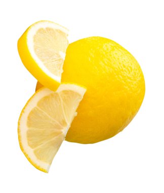 Dilimli veya parçalı taze olgun limon meyvesinin üst görüntüsü kırpma yolu ile beyaz arka planda izole edilmiştir..