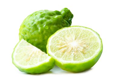 Taze yeşil bergamot meyveleri ya da yarım ve çeyreklikli kaffir limonu önden görülebilir. Ama hiçbir yeşil yaprak kesme yolu ile beyaz arka planda izole edilmemiştir..