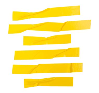 Kırışık ya da buruşuk sarı yapıştırıcı bant ya da şerit şeklinde kumaş bantların üst görünümü kırpma yolu ile beyaz arkaplanda izole edilmiştir..