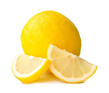 Dilimli ya da parçalı taze olgun limon meyvesinin ön görüntüsü kesme yolu ile beyaz arkaplanda izole edilmiştir..