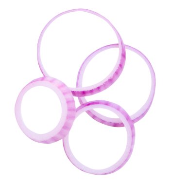 Kırmızı soğan dilimlerinin ya da soğan halkalarının üst görünümü kırpma yolu ile beyaz arkaplanda izole edilir.