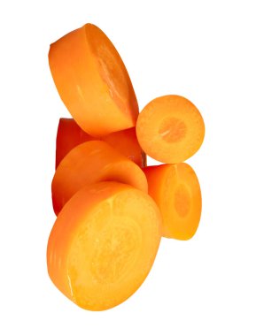 Güzel turuncu havuç dilimlerinin ön görüntüsü yığın halinde beyaz arka planda kırpma yolu ile izole edilmiştir..