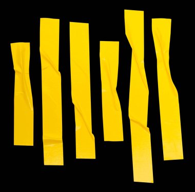 Kırışık ya da buruşuk sarı yapıştırıcı bant ya da şerit şeklinde kumaş bant kümesi siyah arkaplanda kırpma yolu ile izole edilmiştir..