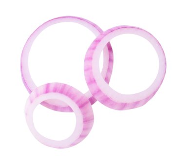 Kırmızı soğan dilimlerinin ya da soğan halkalarının üst görünümü kırpma yolu ile beyaz arkaplanda izole edilir.