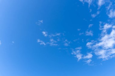 Düşük açı açısı ve güzel mavi gökyüzünün tam çerçevesi sabahları ya da akşamları bulutların garip şekli dekoratif sanat eserlerinde doğal arka plan dokusu olarak kullanılır..