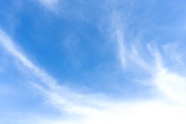 Düşük açı açısı ve güzel mavi gökyüzünün tam çerçevesi sabahları ya da akşamları bulutların garip şekli dekoratif sanat eserlerinde doğal arka plan dokusu olarak kullanılır..
