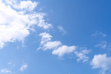 Düşük açı açısı ve güzel mavi gökyüzünün tam çerçevesi sabahları ya da akşamları bulutların garip şekli dekoratif sanat eserlerinde doğal arka plan dokusu olarak kullanılır..