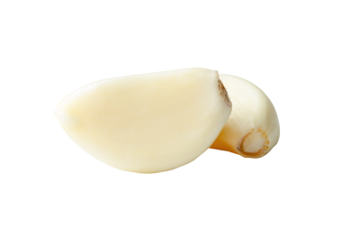 Yığındaki soyulmuş sarımsak karanfillerinin yan görünümü png dosya biçiminde kırpma yolu ile izole edilmiştir.