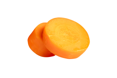 Güzel turuncu havuç dilimlerinin ön görünümü üst üste dizilmiş şekilde png dosya biçiminde kırpma yolu ile izole edilir.