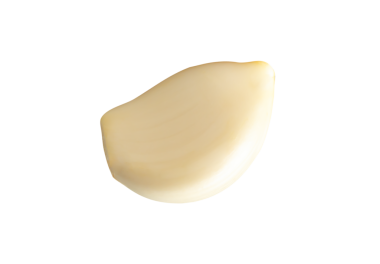 Tek soyulmuş sarımsak karanfilinin üst görünümü png dosya biçiminde kırpma yolu ile izole edilir.