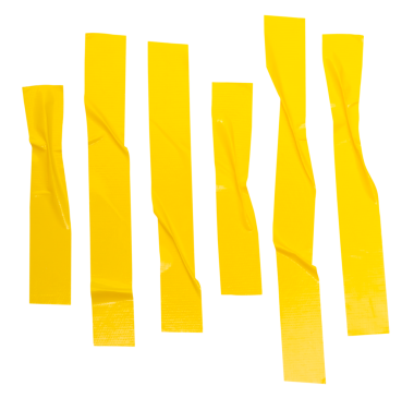 Kırışık veya buruşuk sarı yapıştırıcı bant veya şerit şeklinde kumaş bantların üst görünümü png dosya biçiminde kırpma yolu ile izole edilir.