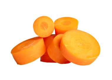Güzel turuncu havuç dilimlerinin ön görünümü üst üste dizilmiş şekilde png dosya biçiminde kırpma yolu ile izole edilir.