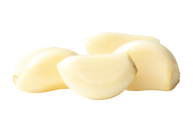 Yığındaki soyulmuş sarımsak karanfillerinin yan görünümü png dosya biçiminde kırpma yolu ile izole edilmiştir.