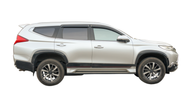 Zarif beyaz veya gümüş SUV spor arabasının yan görünümü png dosya biçiminde kırpma yolu ile izole edilmiştir.