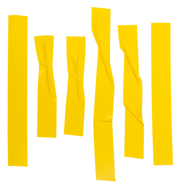 Kırışık veya buruşuk sarı yapıştırıcı bant veya şerit şeklinde kumaş bantların üst görünümü png dosya biçiminde kırpma yolu ile izole edilir.