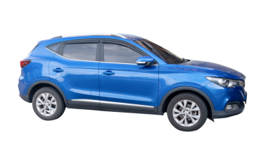 Mavi hatchback arabasının yan görünümü png dosya biçiminde kırpma yolu ile izole edilmiştir.