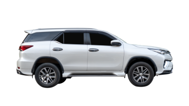 Zarif beyaz SUV spor arabasının yan görünümü png dosya biçiminde kırpma yolu ile izole edilmiştir.