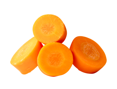 Güzel turuncu havuç dilimlerinin yan görünümü yığın halinde png dosya biçiminde kırpma yolu ile izole edilir.