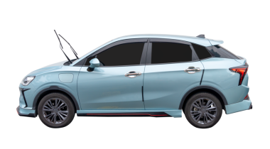 Açık mavi mini veya küçük elektrikli hatchback arabasının yan görünümü png dosya biçiminde kırpma yolu ile izole edilmiştir.