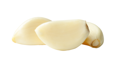 Üç soyulmuş sarımsak karanfilinin yan görünümü png dosya biçiminde kırpma yolu ile izole edilmiştir.