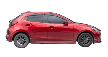 Kırmızı hatchback spor arabasının yan görünümü png dosya biçiminde kırpma yolu ile izole edilmiştir.