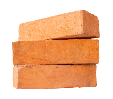 Yığındaki eski kırmızı veya turuncu tuğlaların yan görünümü png dosya biçimindeki kırpma yolu ile izole edilmiştir.