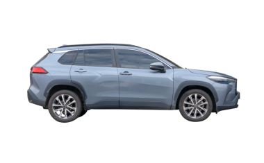 Açık mavi hatchback arabasının yan görünümü png dosya biçiminde kırpma yolu ile izole edilmiştir.